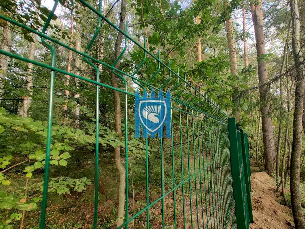 Установка забора из 3Д сетки в лесу в Рузском районе 7